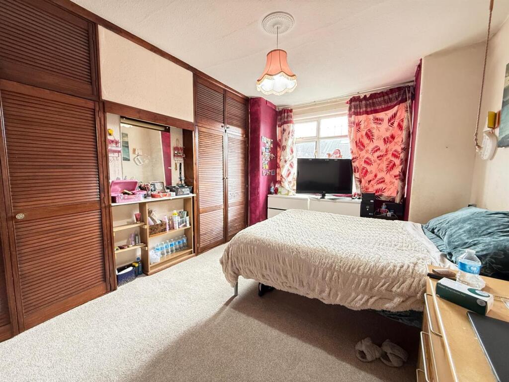 Goodmayes Avenue, Goodmayes - More