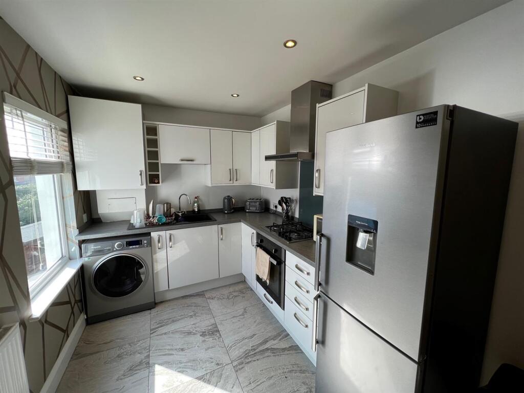 Apartment in Blaby, Narborough - View 3