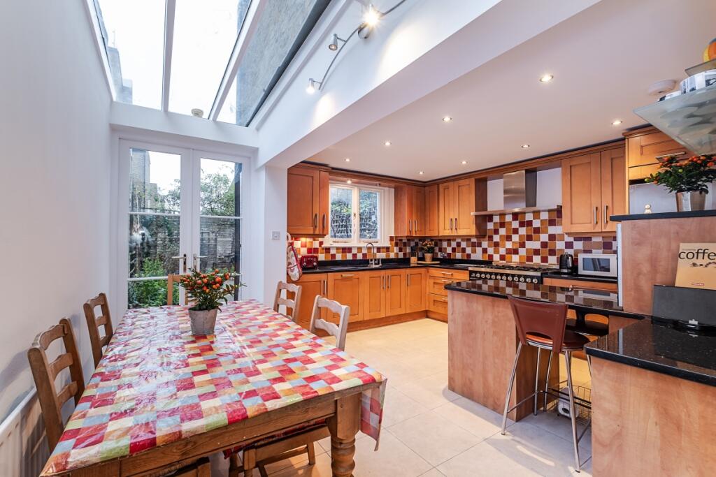 4 bedroom end of terrace house for rent