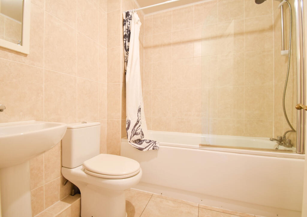 5 bedroom terraced house for rent