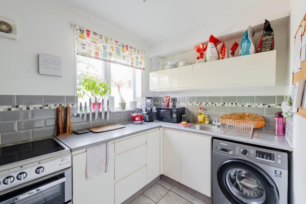 Apartment in Horsham, Broadbridge Heath - View 5