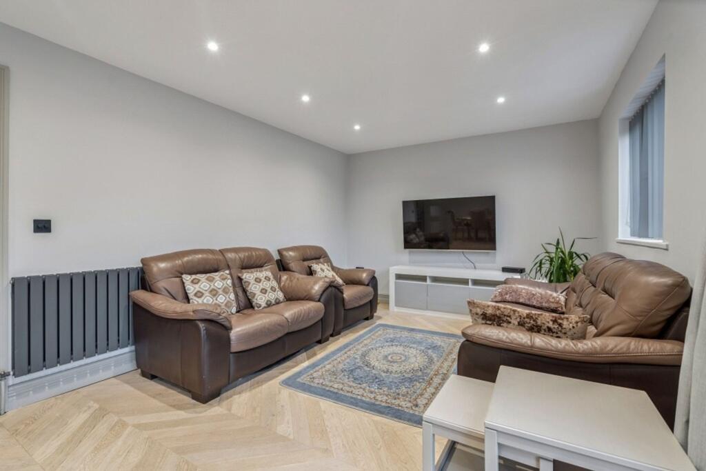 Alva Way, Carpenders Park, Watford, WD19 photo 4