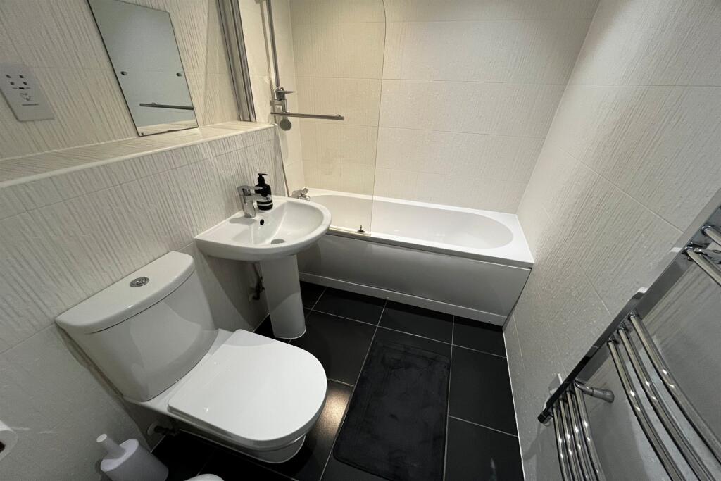 Apartment in Eastleigh, Peverells Wood, Chandler's Ford - View 5