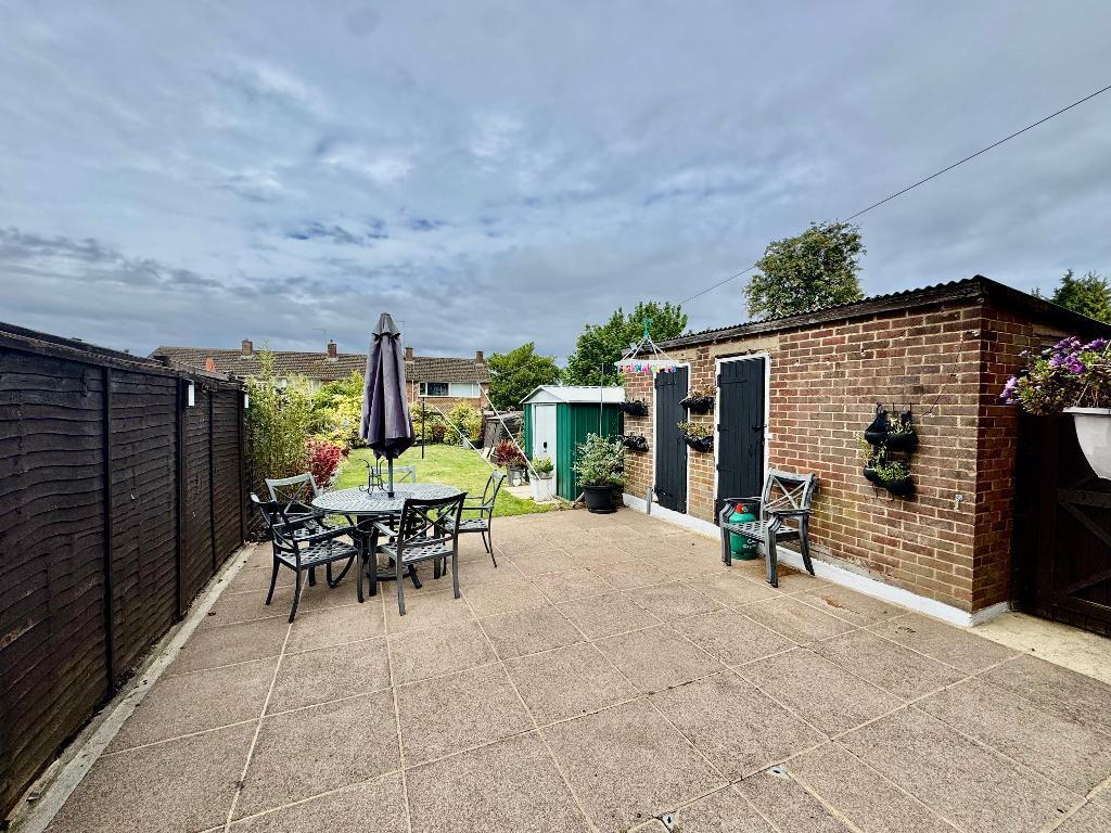 Hollybush Road, Vauxhall Park, Luton, Bedfordshire, LU2 9HQ - More