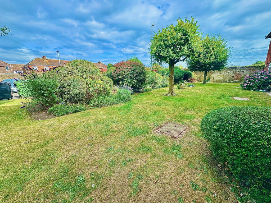 Apartment in Worthing, Broadwater - View 3