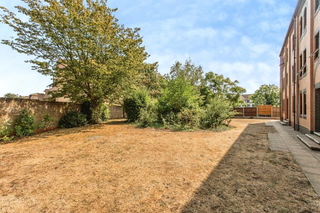 Apartment in Southend-on-Sea, Essex - More