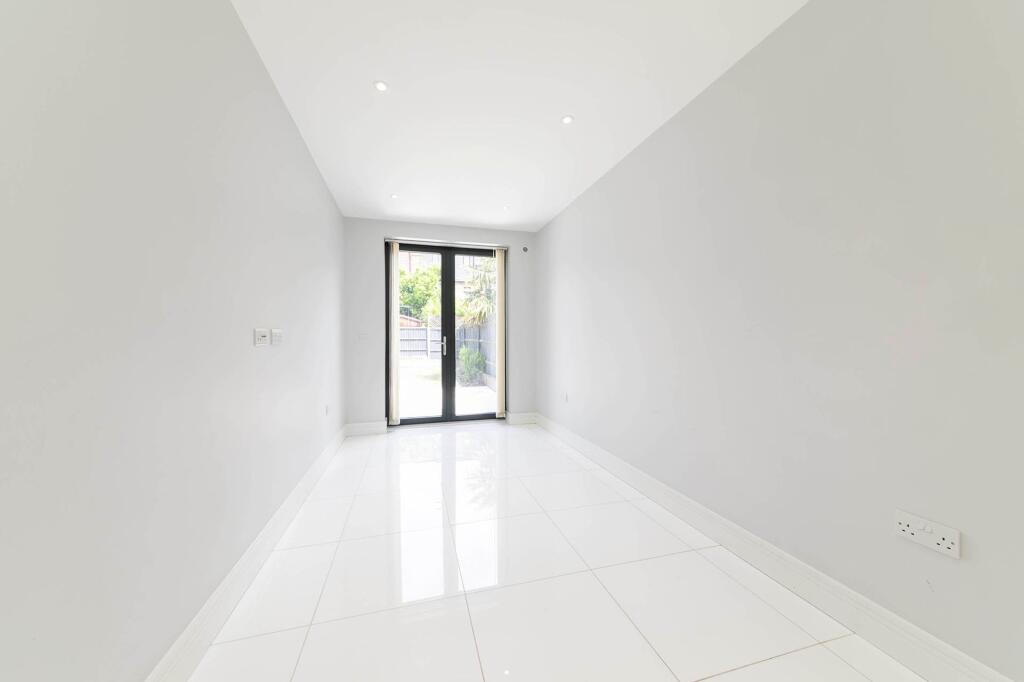 5 bedroom semi-detached house for rent
