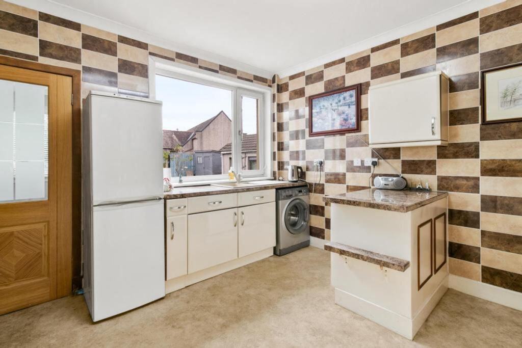 House in Rutherglen, Clincarthill - More