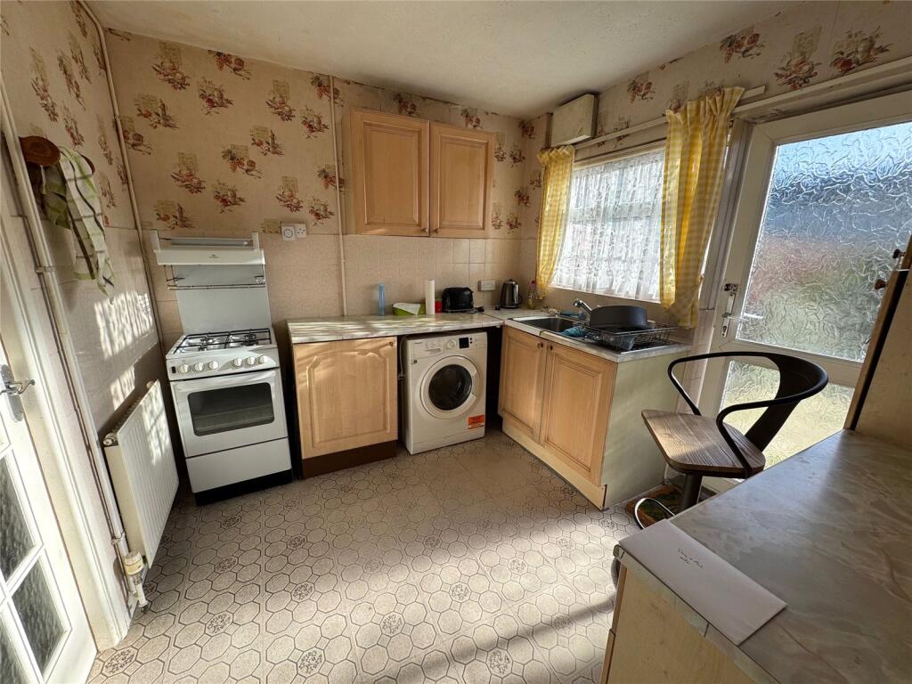 Wardley Close, Park South, Swindon, SN3 - View 2