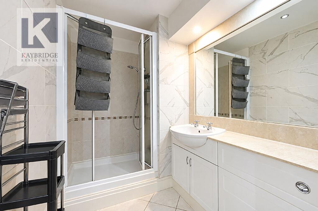Apartment in Kingston upon Thames - More