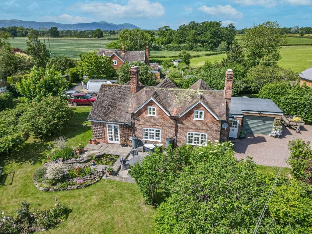 Main image of property: Magnolia Cottage, Stanks Lane, Upton-Upon-Severn, Worcester, Worcestershire, WR8 0QU