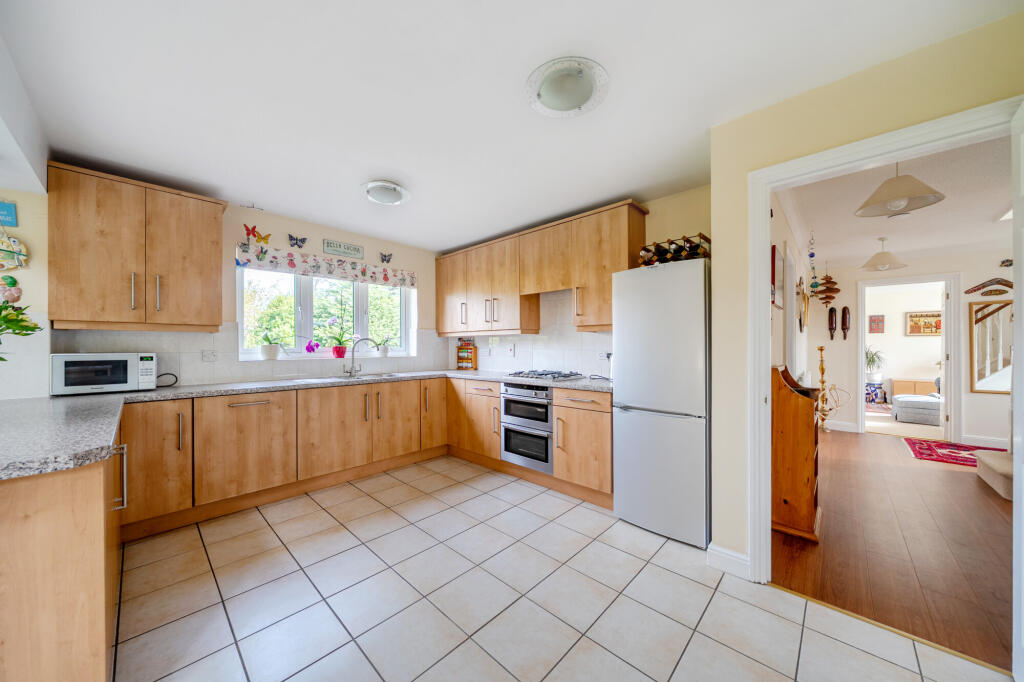Stocks Close, Horley, RH6 photo 4