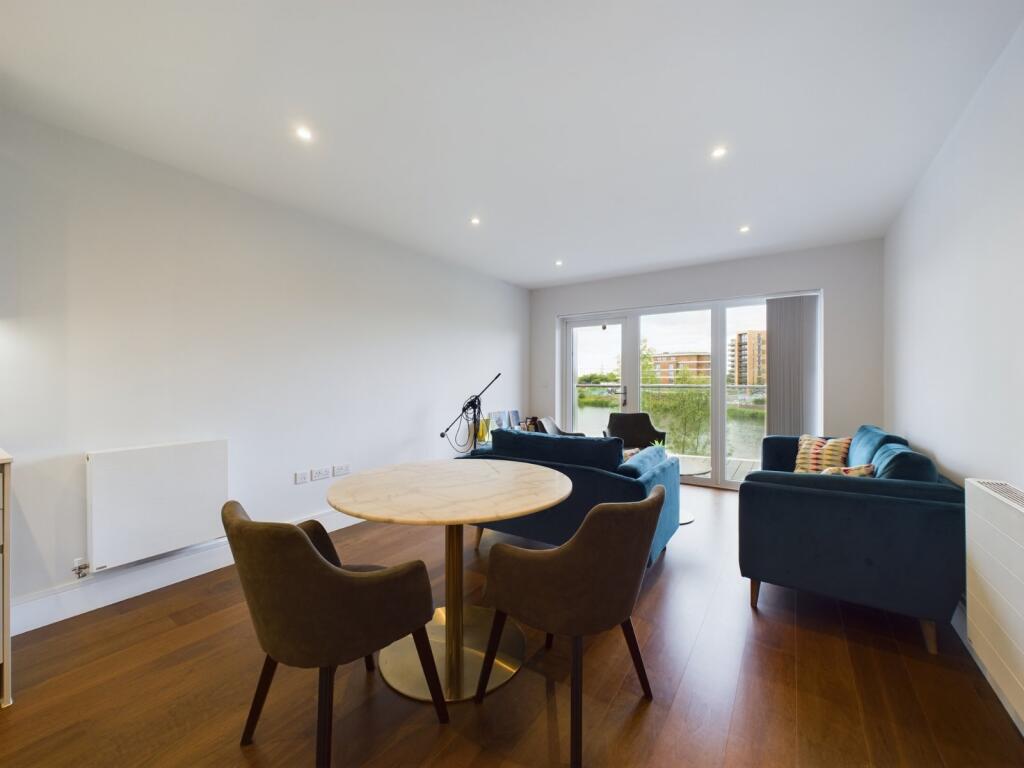 Apartment in Reading, Green Park Village, Southcote - View 4