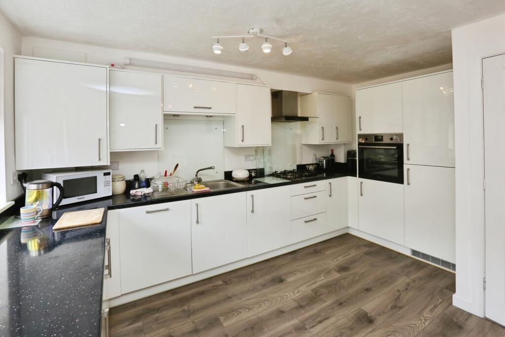 House in Eastleigh, Knightwood Park, Chandler's Ford - View 2