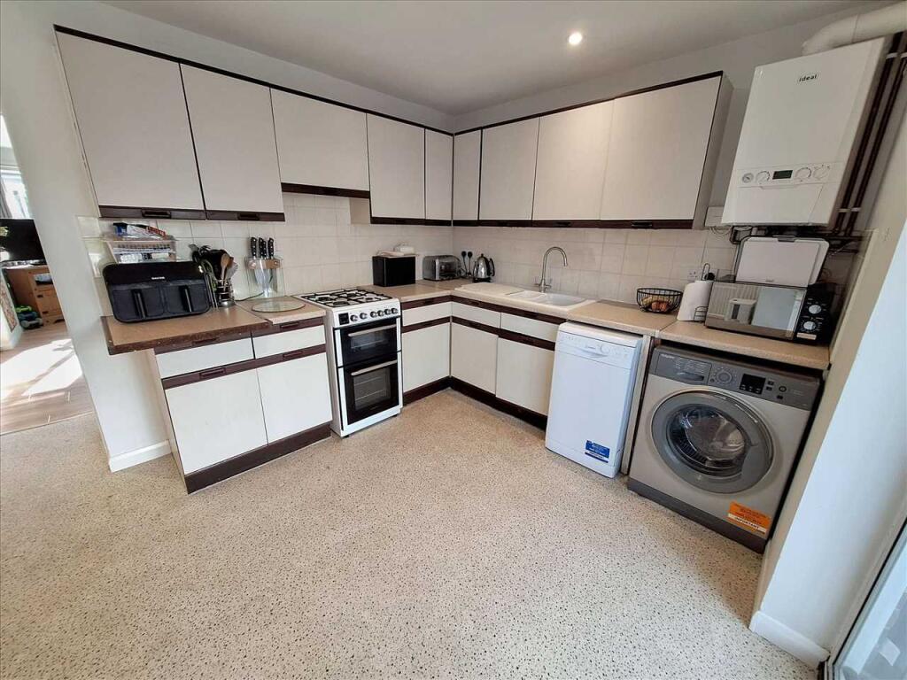 House in Basingstoke and Deane, Little Basing, Riverdene - View 5