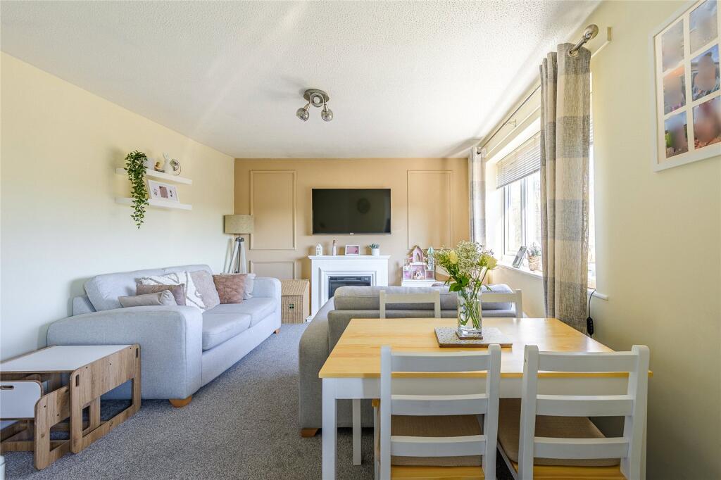 Apartment in Wolverhampton, Pendeford - View 3