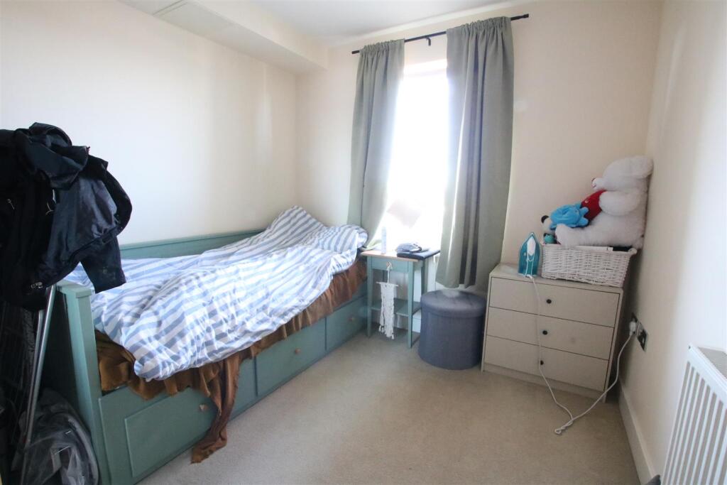 Apartment in Mole Valley, Leatherhead - More