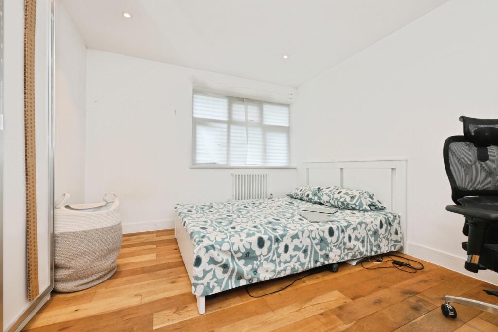 Apartment in Ilford - More