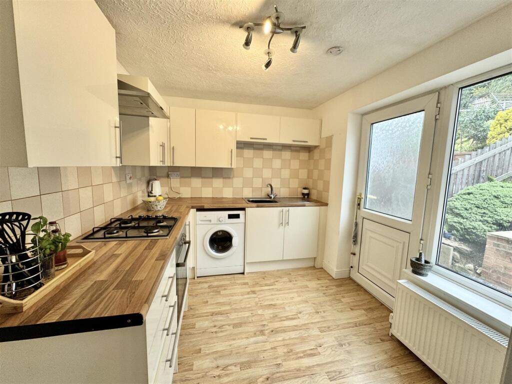 Austwick Close, Mapplewell, Barnsley, S75 5QF photo 3