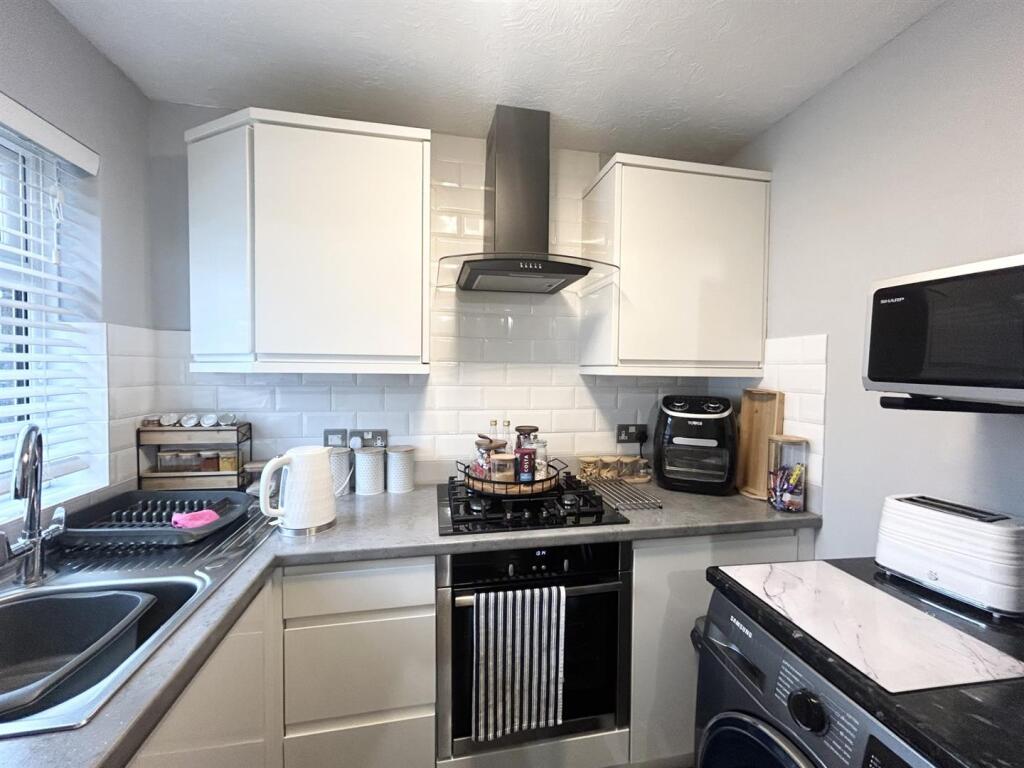 House in Calderdale, Illingworth - View 4