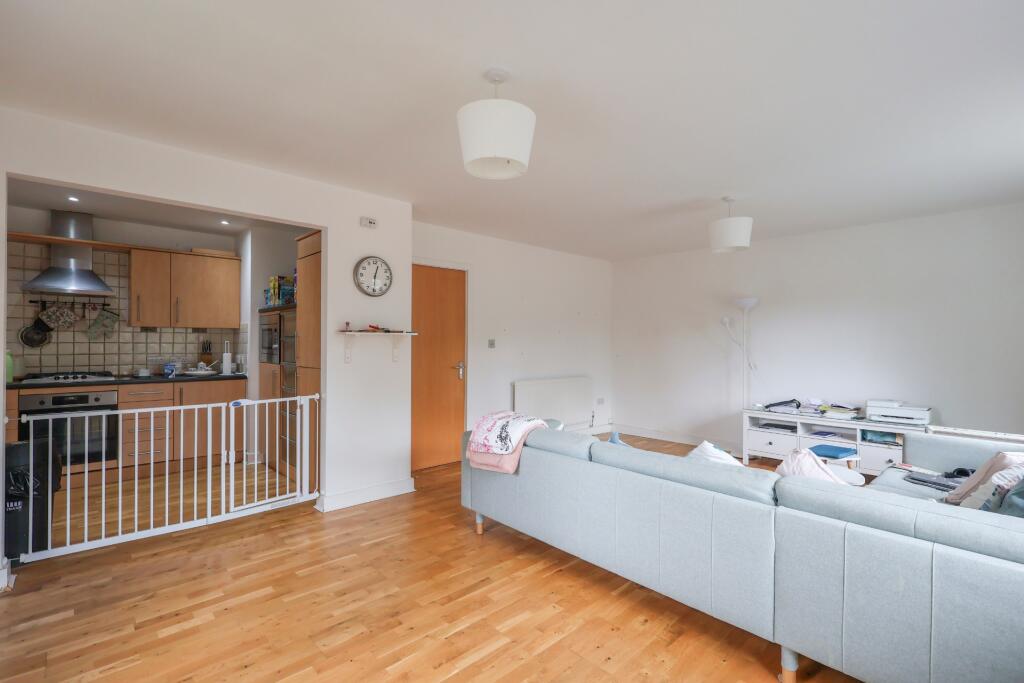 Apartment in Haywards Heath, Lucastes - View 5