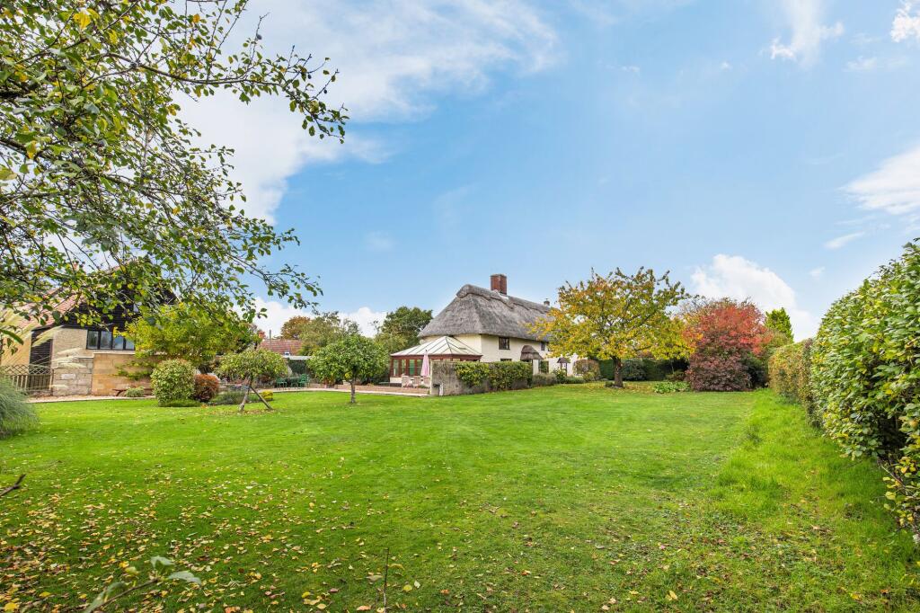 Handsome Thatched Farmhouse in Merton photo 3
