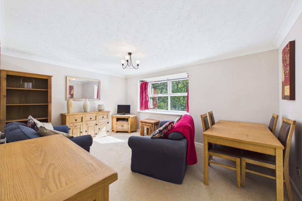 Apartment in Wokingham, Emmbrook - View 3