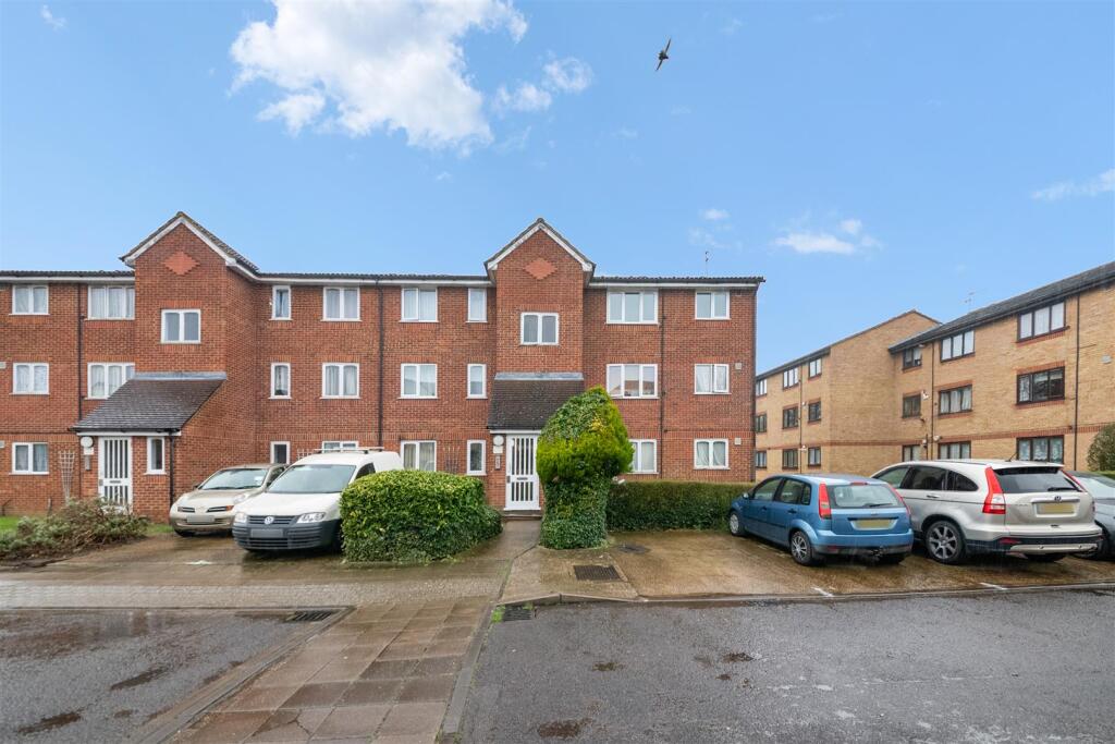 1-bed flat on Dehavilland Close, Northolt, £155,000