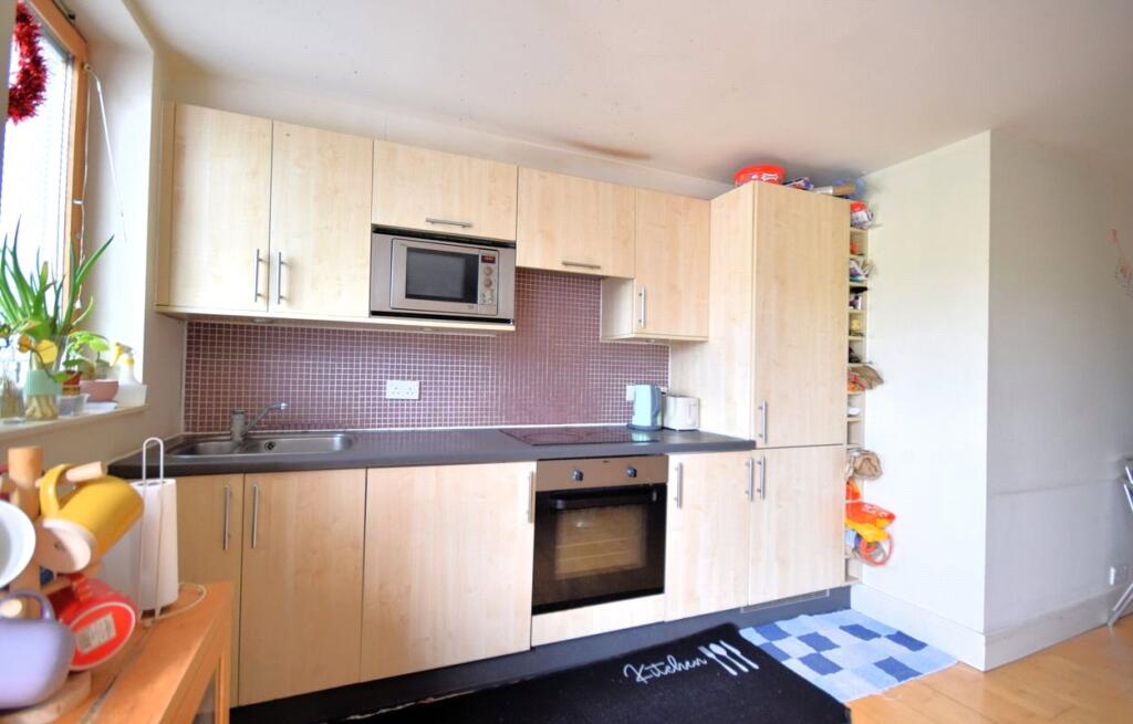 Apartment in Kingston upon Thames - View 4