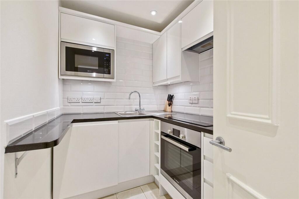 Cumberland Terrace Mews, Regent's Park, London photo 3