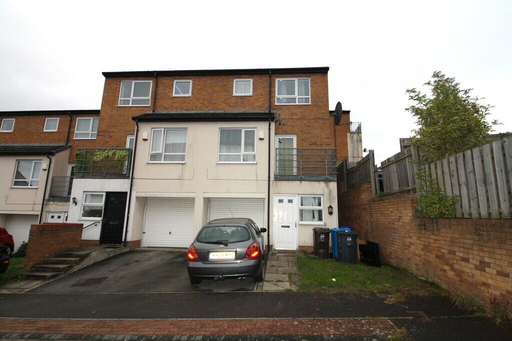 3-bed semi-detached on Sheffield, S2 3WX, £165,000