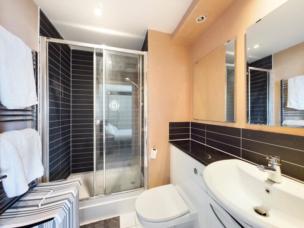 Apartment in Romford - View 4