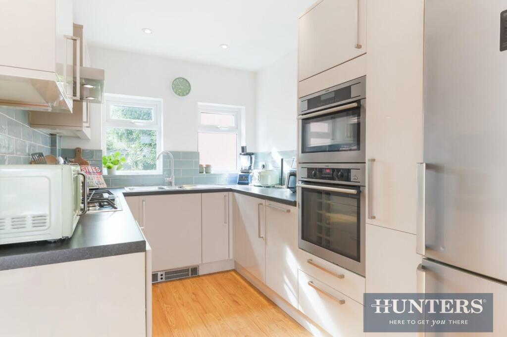 House in Worcester Park, The Hamptons - More