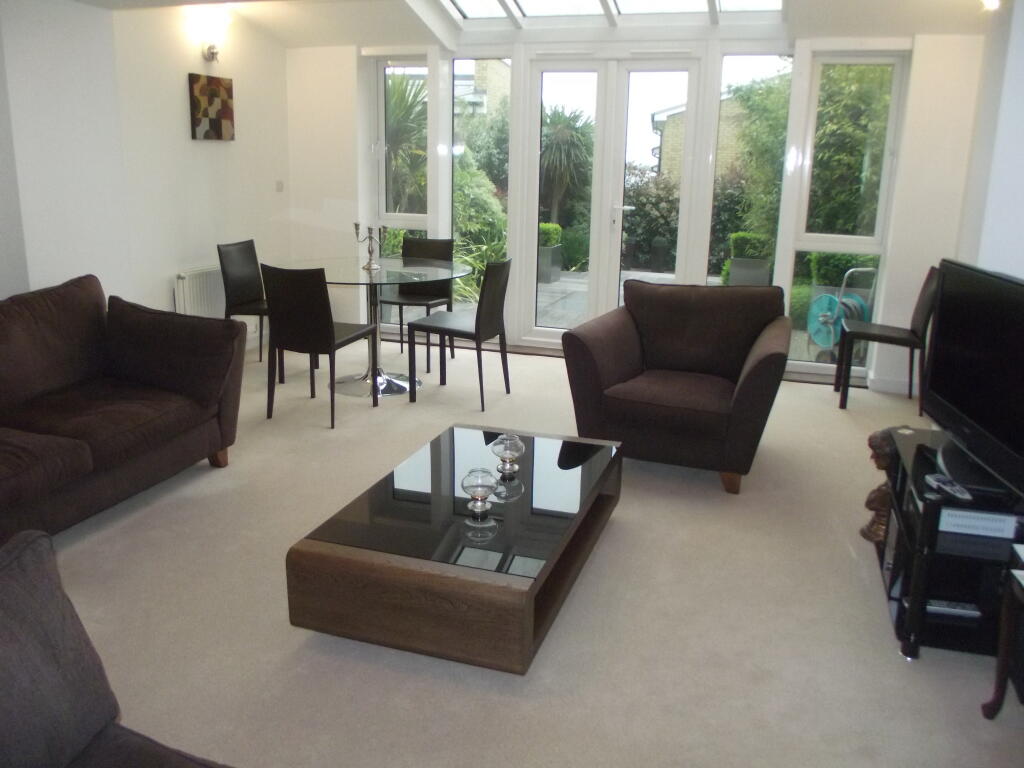 Main image of property: Park Lane, Greenhithe, DA9