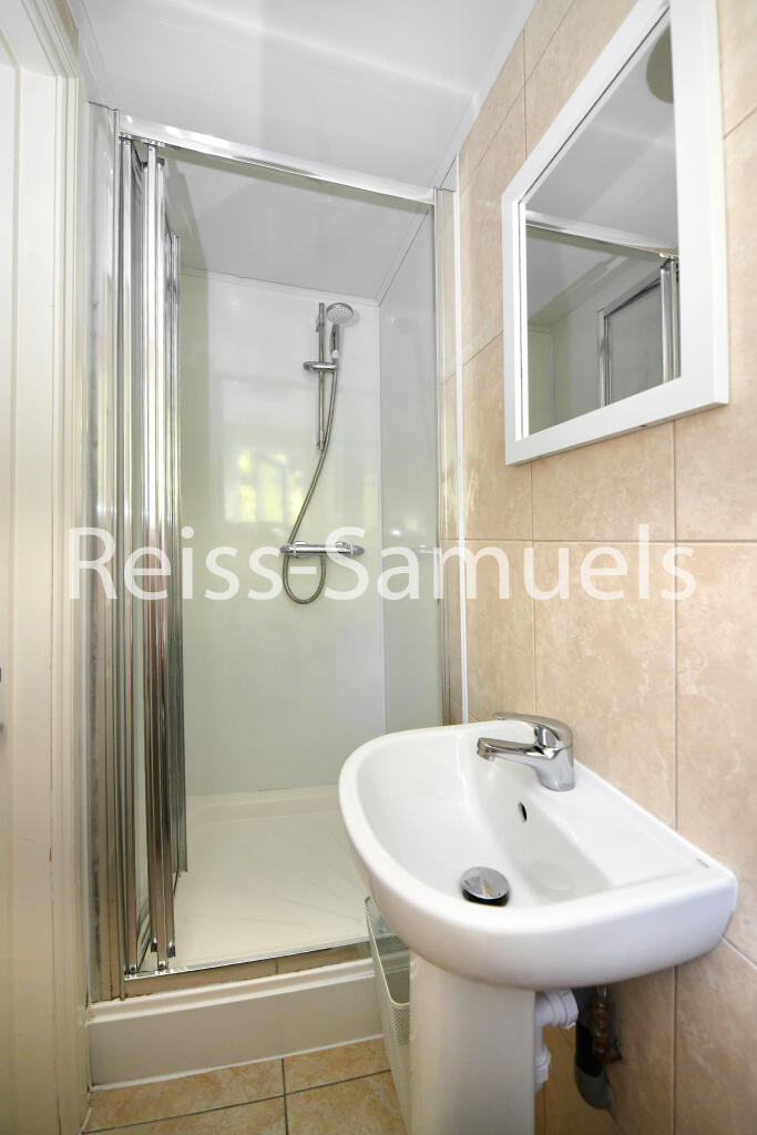 6 bedroom semi-detached house for rent