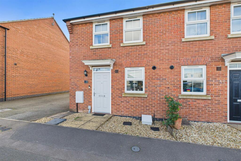 2-bed semi-detached on Hunters Road, Fernwood, Newark, £90,000