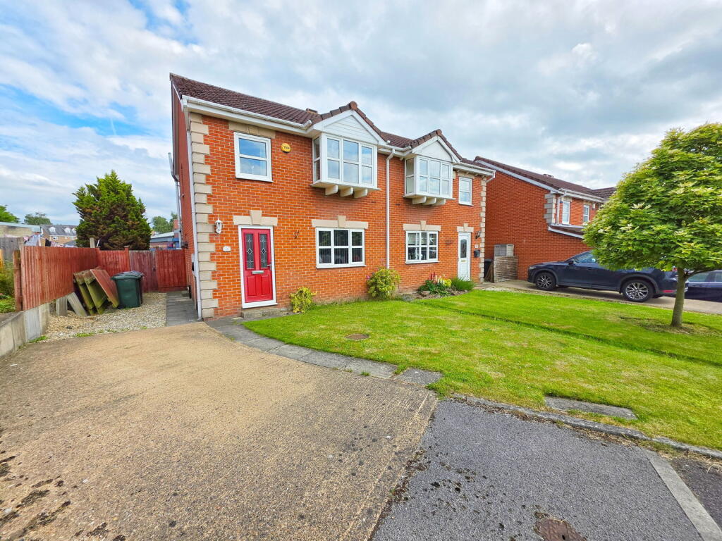 Main image of property: Beaulieu Close, Mapplewell, Barnsley, S75 6FJ