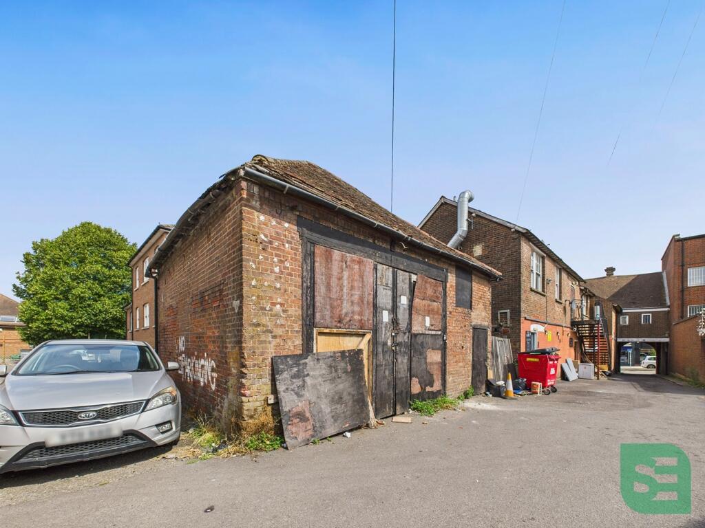 Main image of property: R/O 13 High Street North, Dunstable, Bedfordshire, LU6