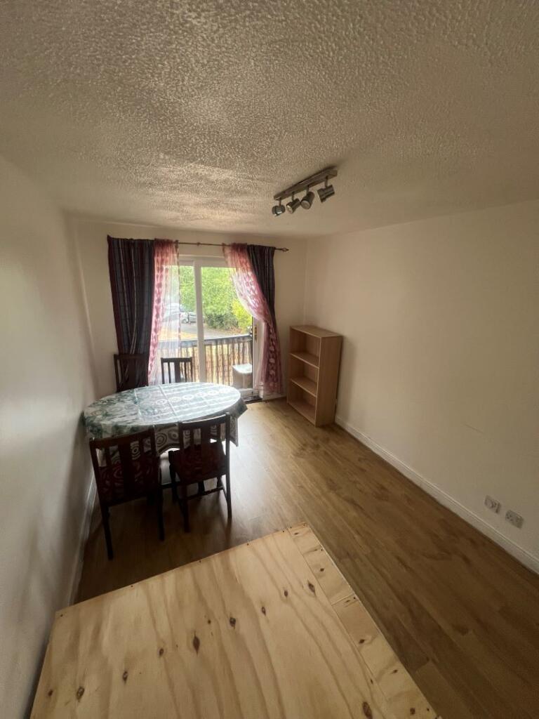Apartment in London, Rush Green - View 4