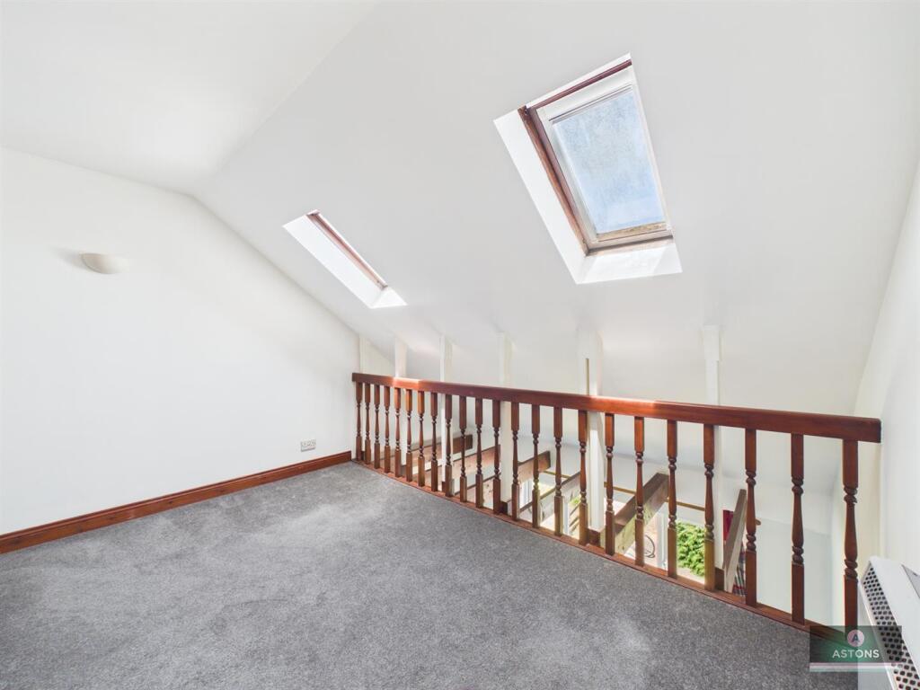 Apartment in Crawley, Southgate - More