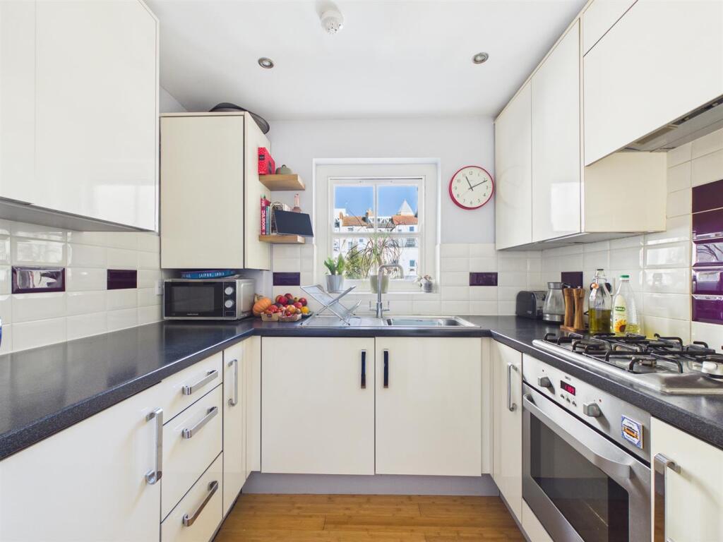 Apartment in Hove, Brunswick - View 4