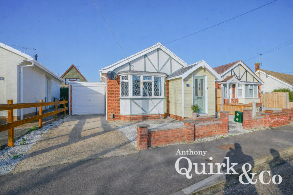 1-bed detached on Delfzul Road, Canvey Island, SS8, £280,000