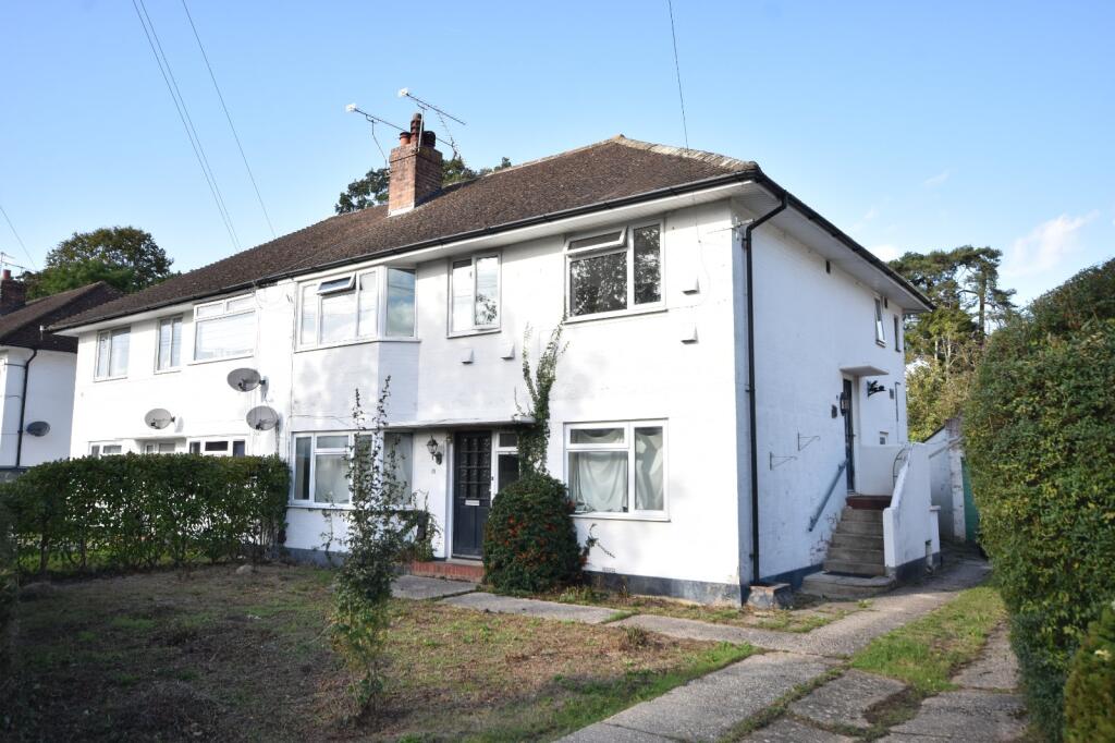 2-bed flat on Meadowcroft Close, Horley, Surrey, RH6, £225,000