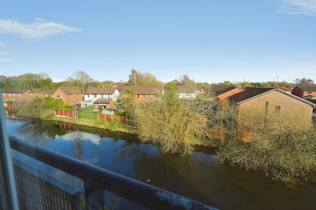 Apartment in Trafford, Gorse Hill - View 2