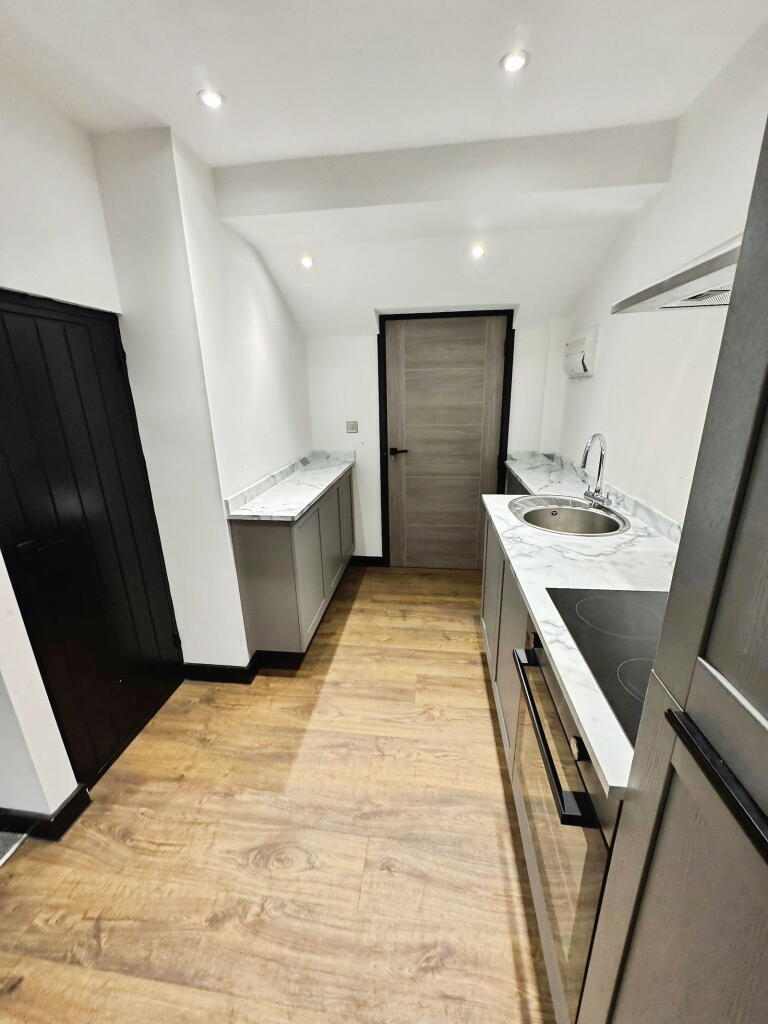 Apartment in Swindon, South Swindon - More