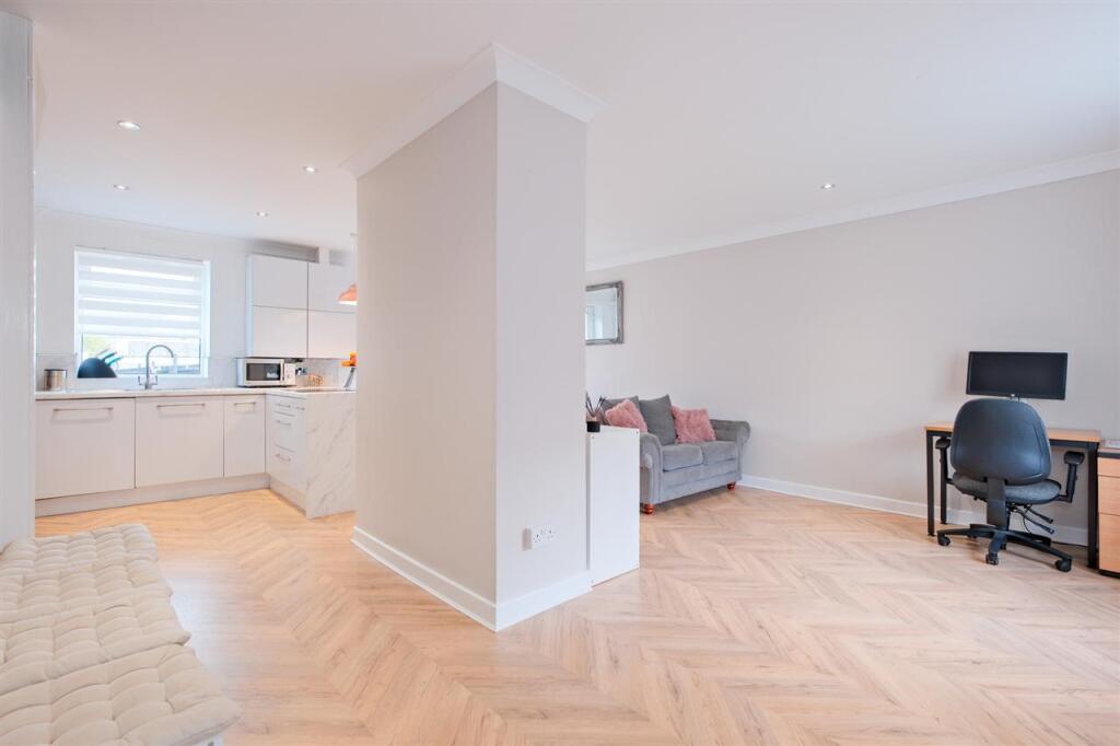 House in Motherwell, South Lanarkshire - More