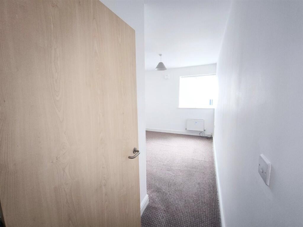 Apartment in Wirral, Liverpool City Region - View 4