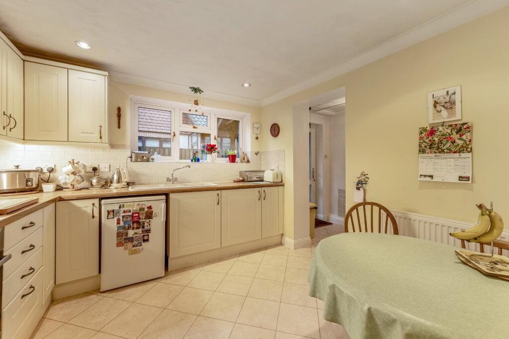 Willowdale Close, Stroud, Petersfield, Hampshire photo 3