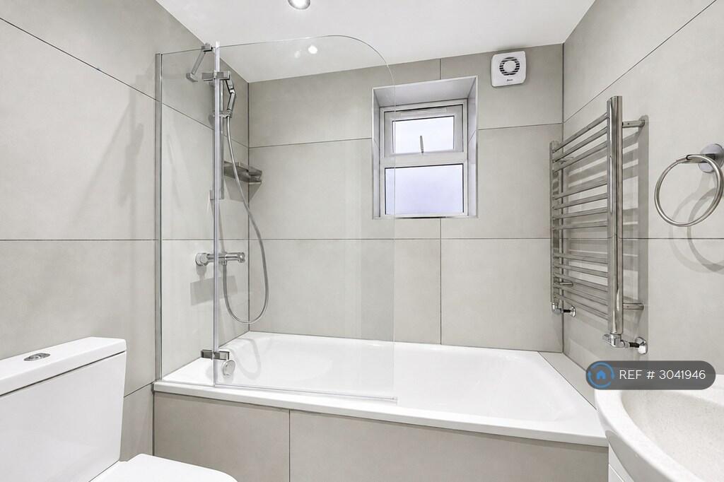 Apartment in Kingston upon Thames - View 2