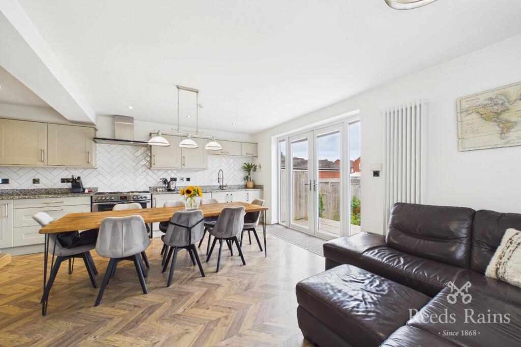 House in Rotherham, Throapham, Dinnington St. John's - More